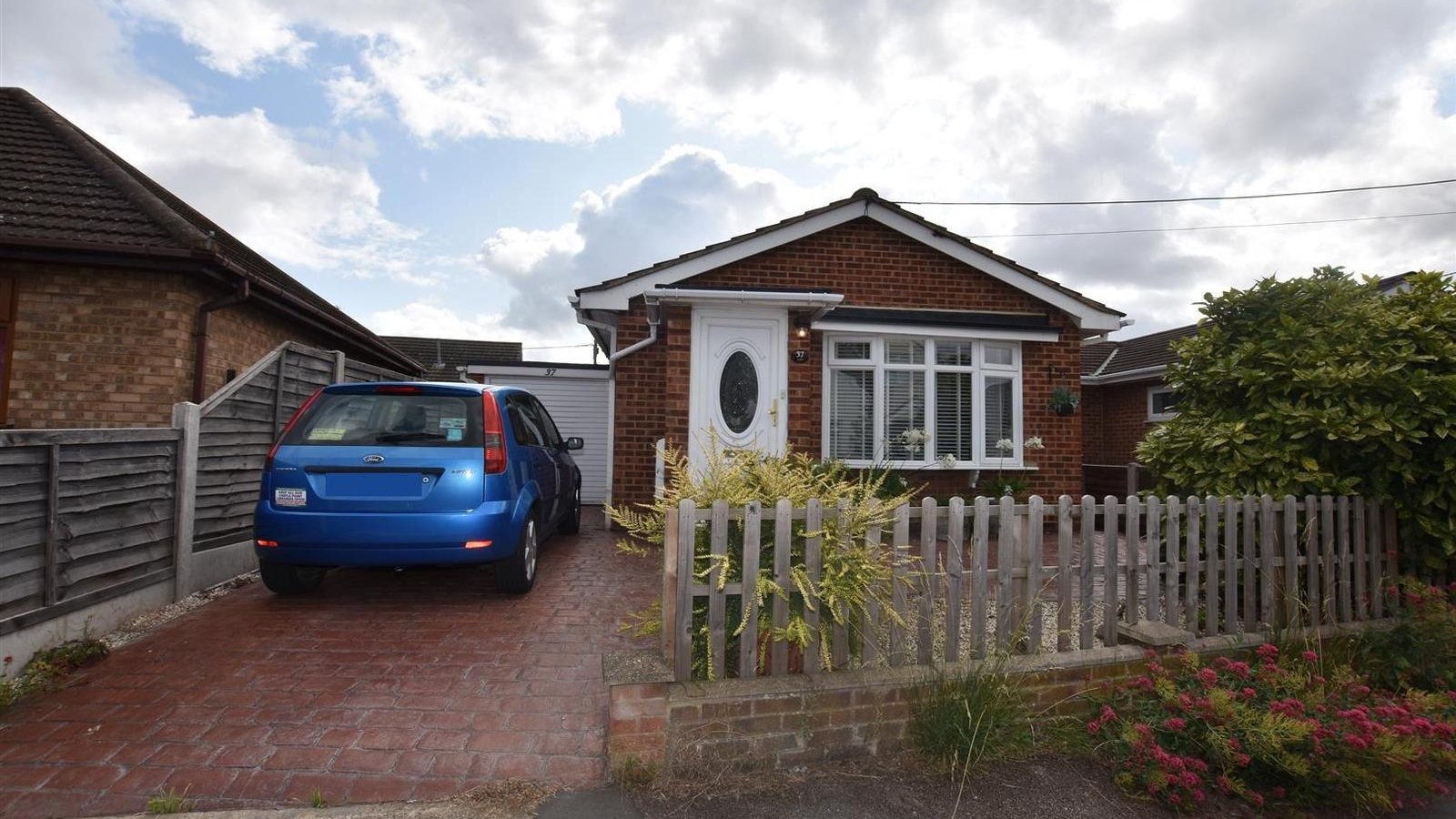 1 bedroom property for sale in May Avenue, Canvey Island £225,000
