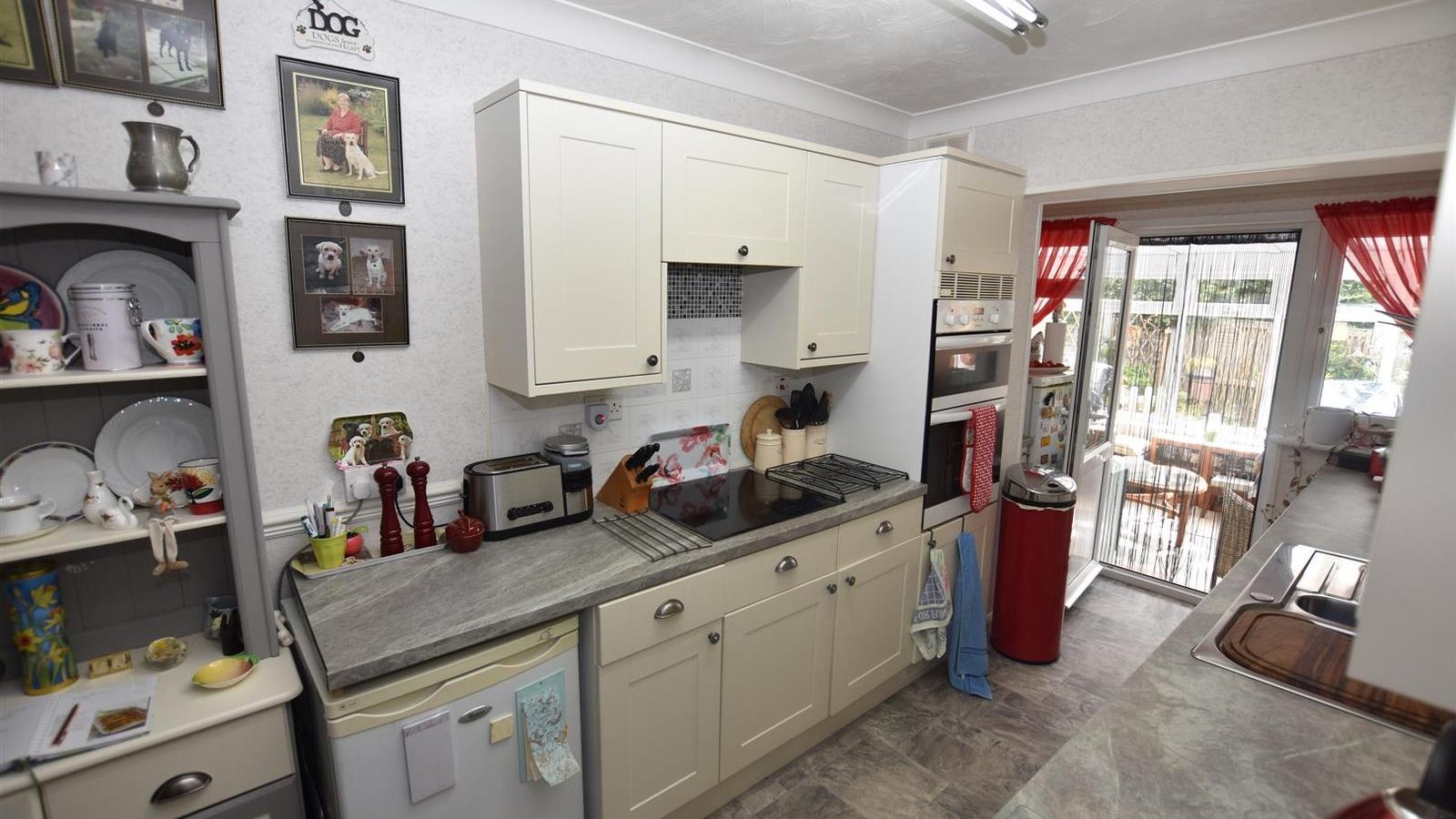 1 bedroom property for sale in May Avenue, Canvey Island £225,000