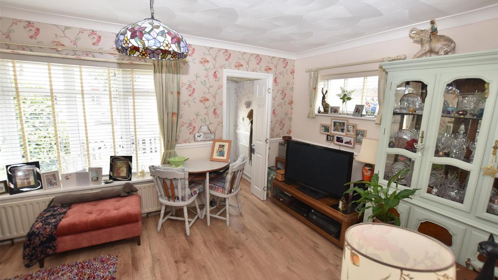 1 bedroom property for sale in May Avenue, Canvey Island £225,000