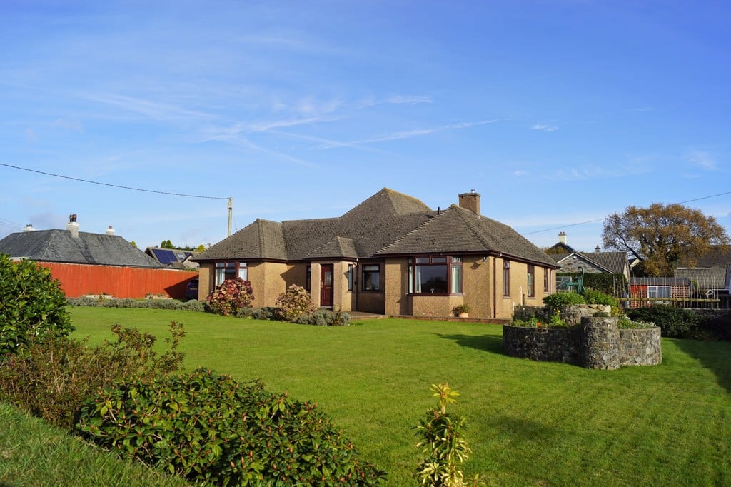 5 bedroom property for sale in Substantial Detached Bungalow With Annexe And 2 Double Garages 5 bedroom property for sale in Substantial Detached Bungalow With Annexe And 2 Double Garages