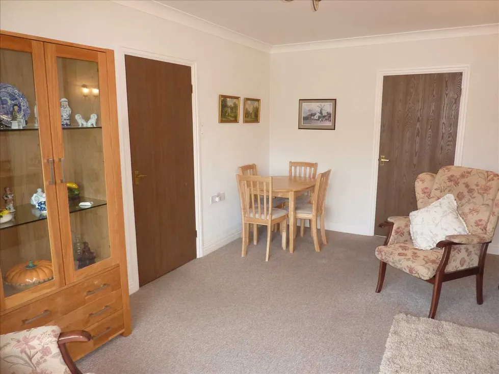2 bedroom property for sale in CLARE COURT, GRIMSBY - £95,000
