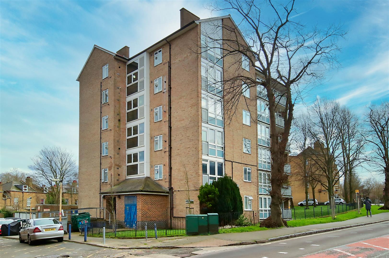2 bedroom property for sale in Tulse Hill, London £385,000