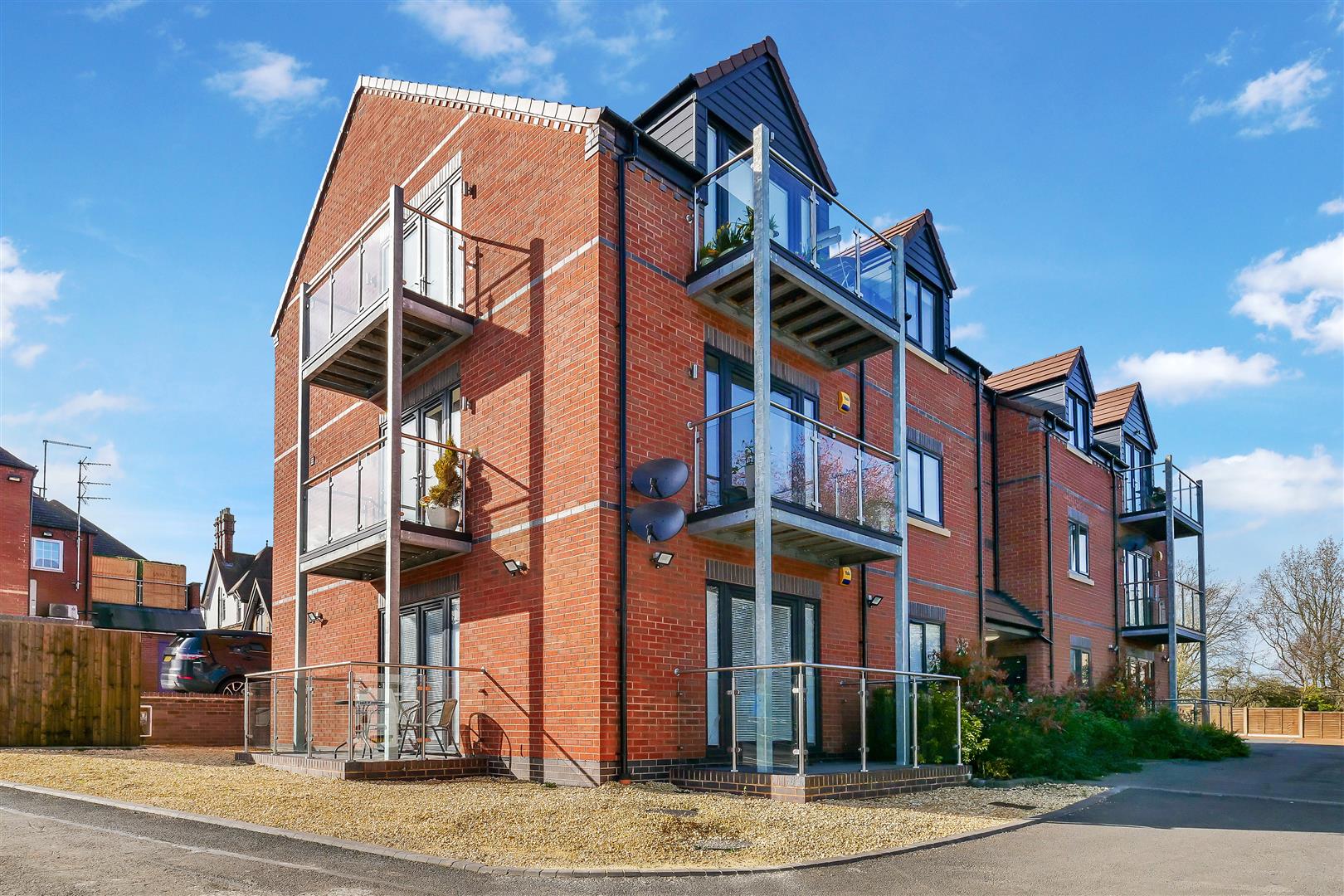 2 bedroom property to let in Brookes Close, Studley £850 pcm