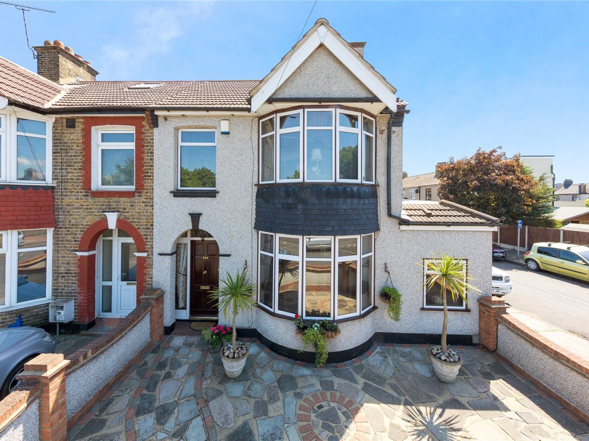 3 bedroom property for sale in Upminster Road South, Rainham, RM13 £