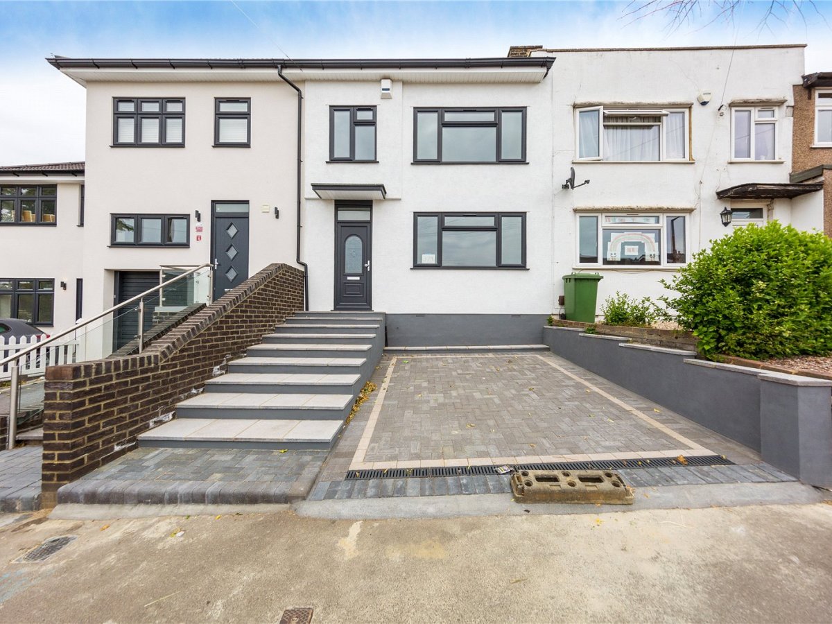 3 bedroom property for sale in Elm Park Avenue, Hornchurch, RM12