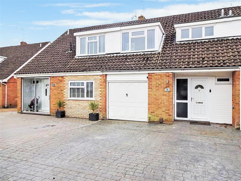 3 bedroom property for sale in Old Manor Close, Ifield Green £349,950