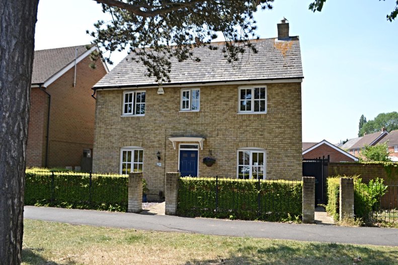 4 bedroom detached house to rent in Ifield Green, Ifield, Crawley, West