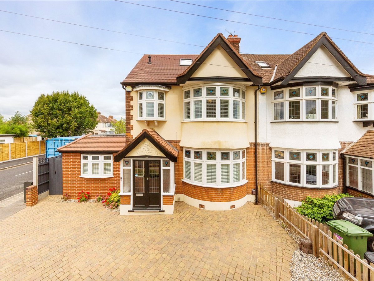 4 bedroom property for sale in Gaynes Park Road, Upminster, RM14 £