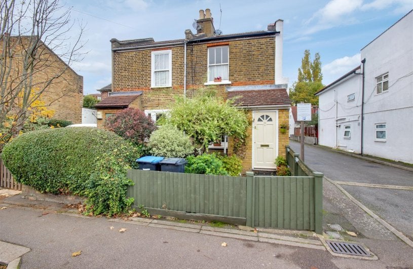 2 bedroom property for sale in Highfield Road, London £475,000