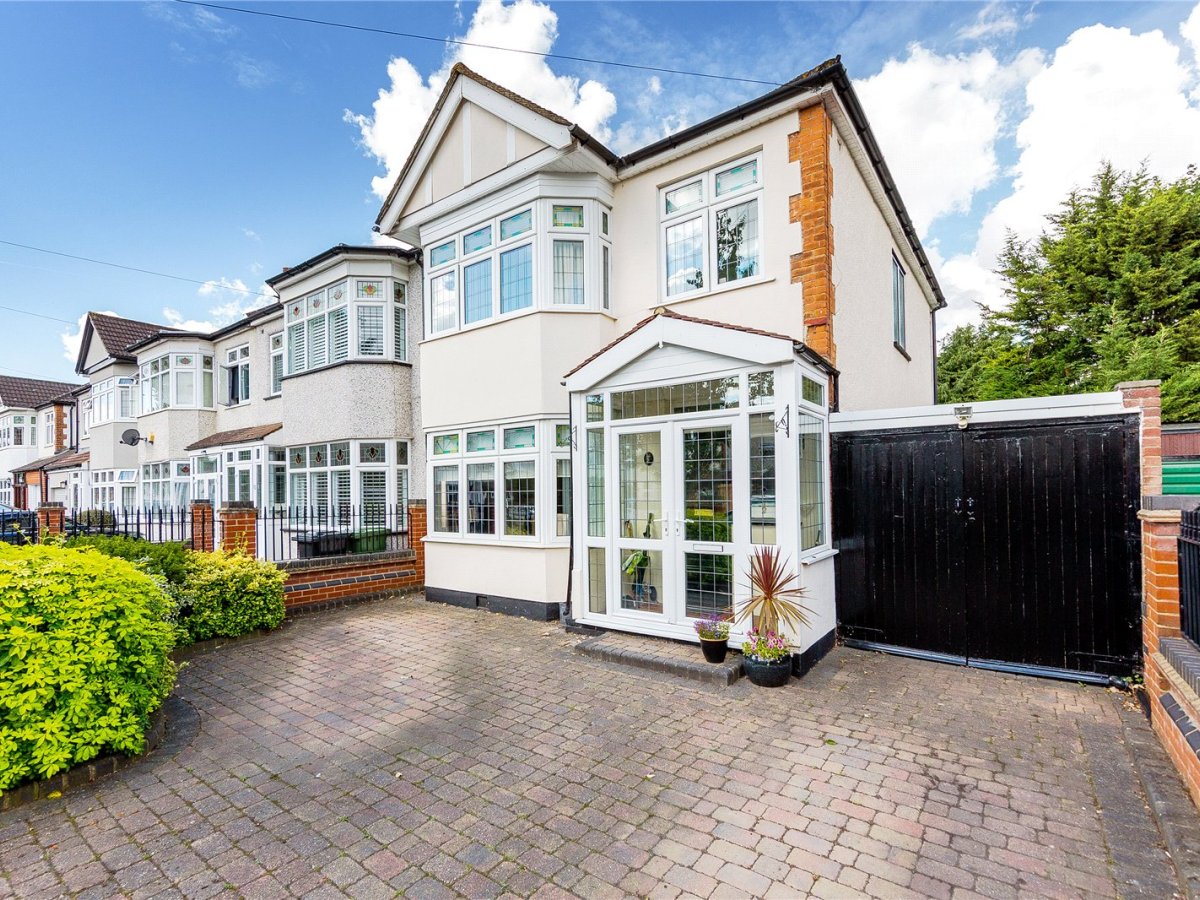 3 bedroom property for sale in Melstock Avenue, Upminster, RM14 £