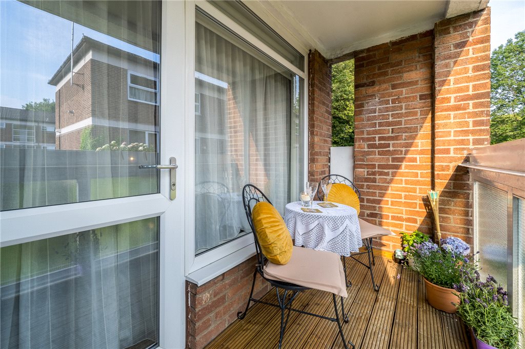 2 bedroom property for sale in Foxhill Court, Leeds, West Yorkshire