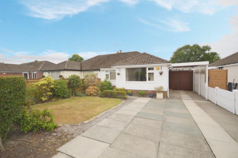 2 bedroom bungalow for sale in Hope Crescent, Shevington, Wigan, WN6