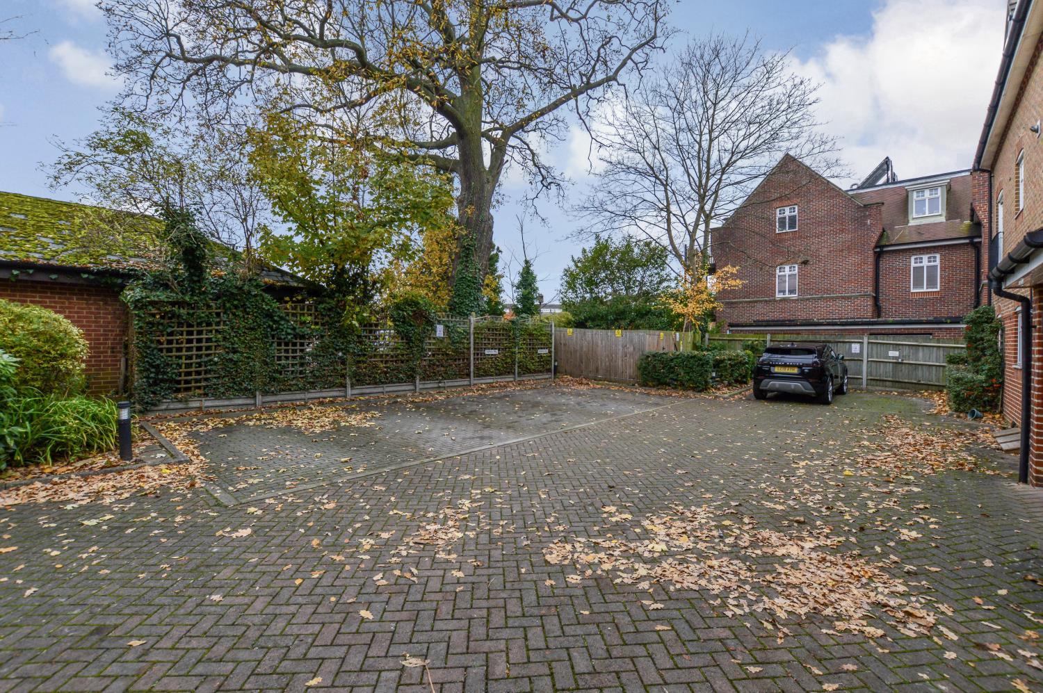 2 bedroom property in High Road, Byfleet, West Byfleet, Surrey, KT14