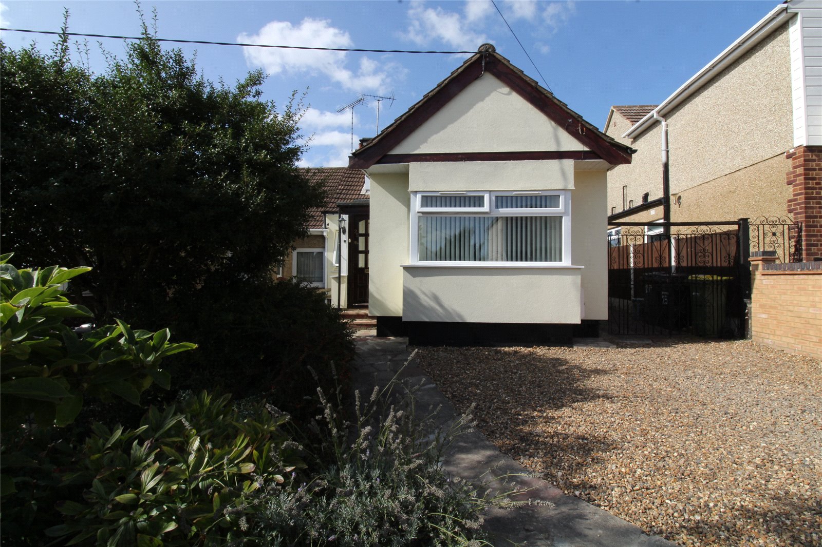 2 bedroom property for sale in Rayleigh Avenue, Eastwood, Essex, SS9