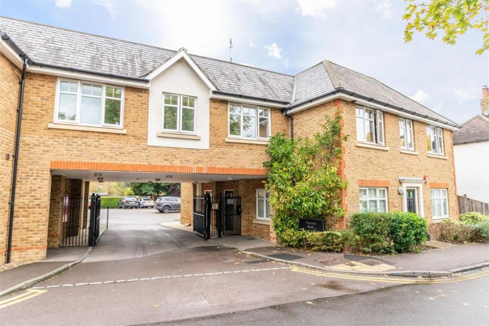 2 bedroom property for sale in Manor Road, WALTONONTHAMES, Surrey Offers in excess of £300,000