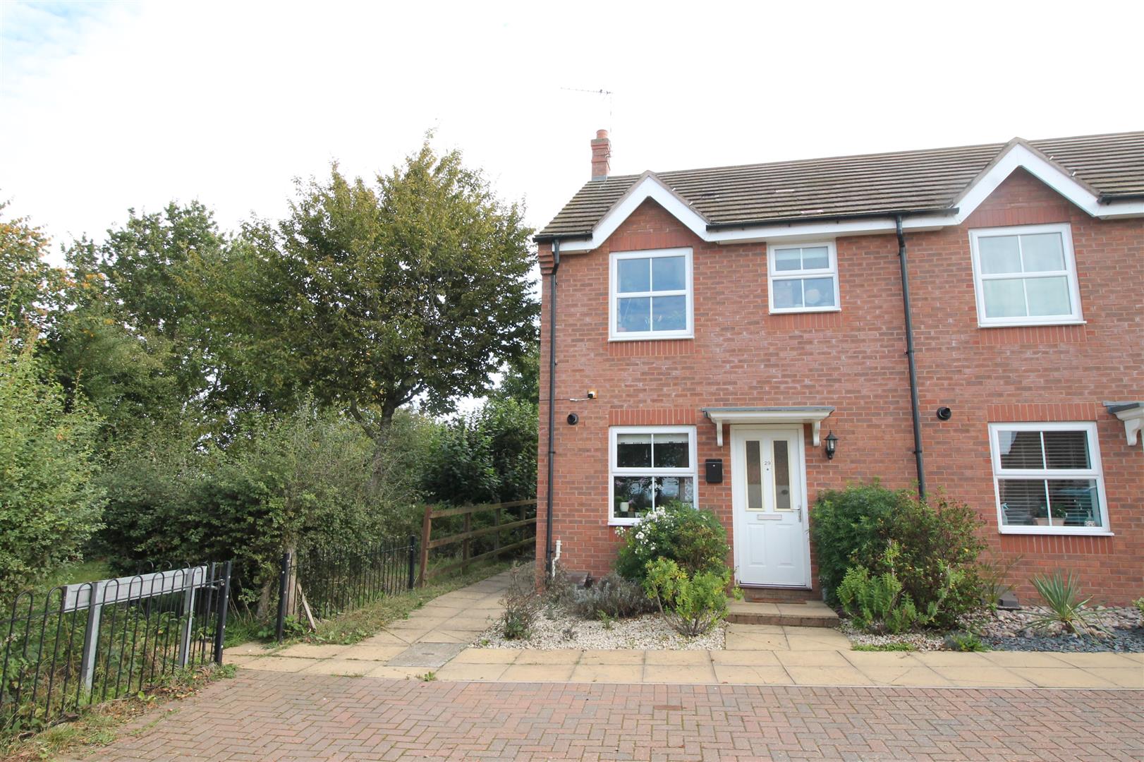 3 bedroom property for sale in Althorp Close, Daventry £150,000