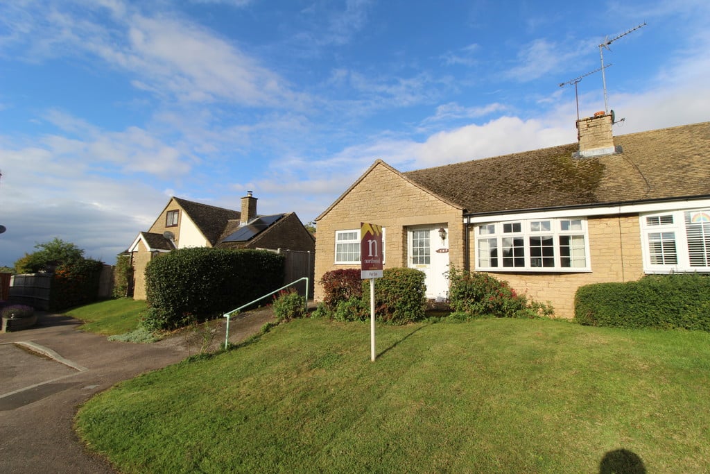 2 bedroom semidetached bungalow for sale in Manor Park, Claydon OX17