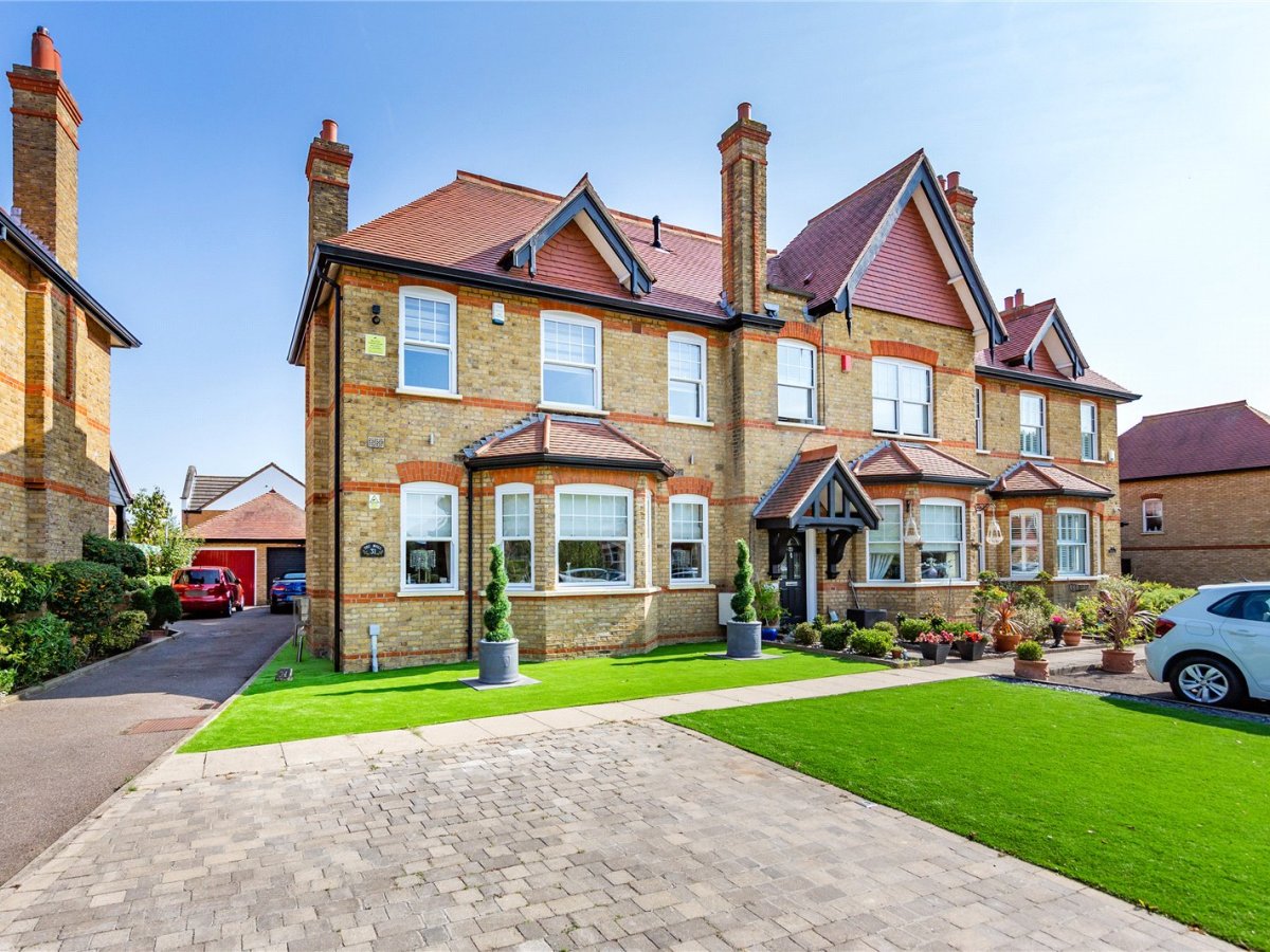 3 bedroom property for sale in The Mall, Hornchurch, RM11 Guide price