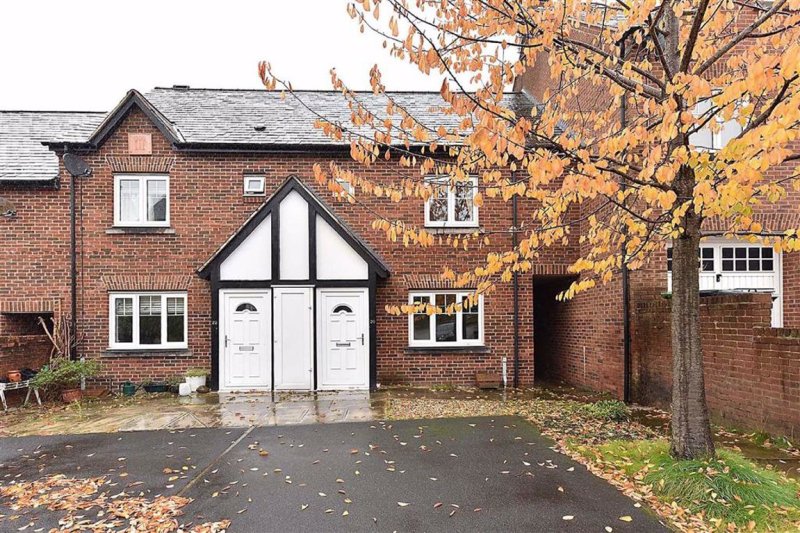 2 bedroom property for sale in Eastgate, Macclesfield £180,000