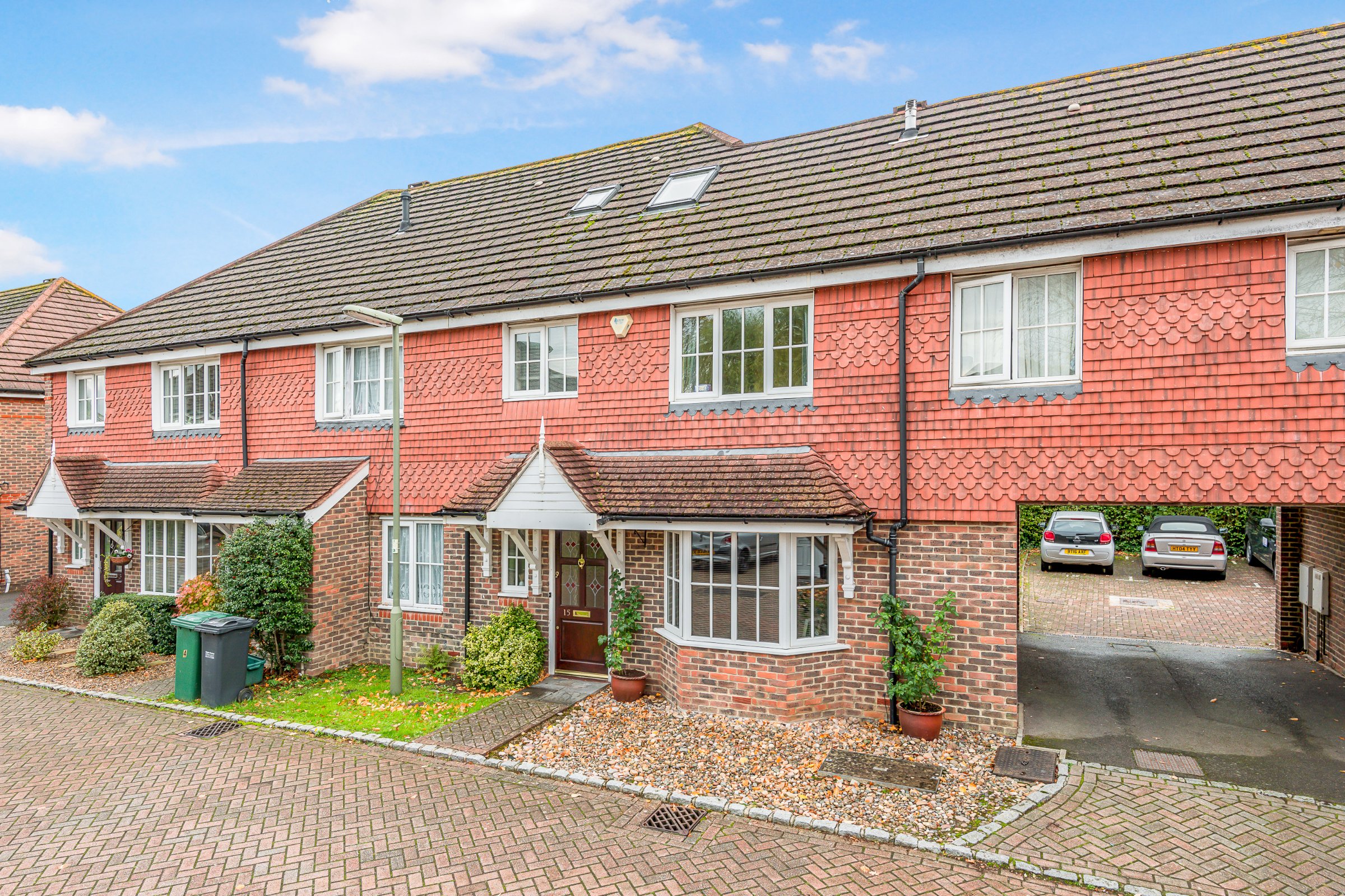 4 bedroom property for sale in Priestlands Close, Horley, RH6 Offers