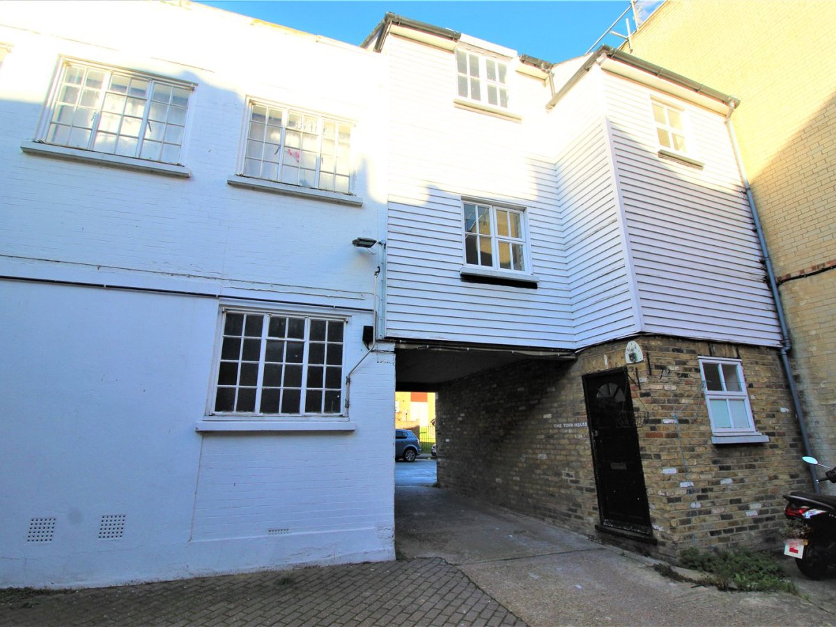 2 bedroom property to let in West Crescent Road, Gravesend, Kent, DA12