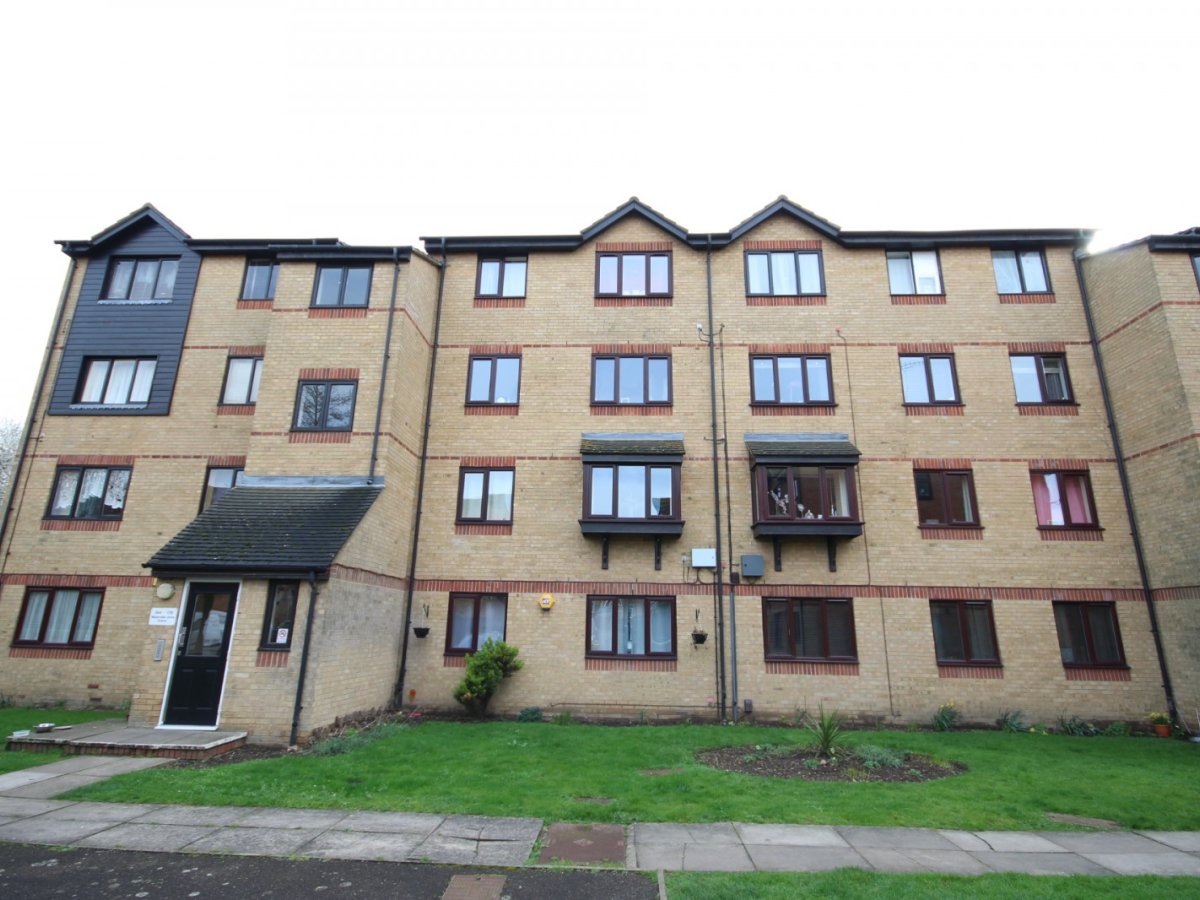 2 bedroom property to let in Waterville Drive, Vange, Basildon, SS16