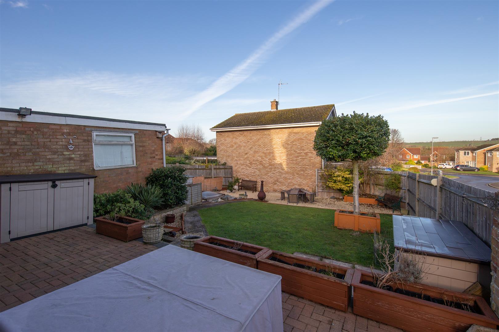 4 bedroom property for sale in Roslyn Way, Houghton Regis Offers in