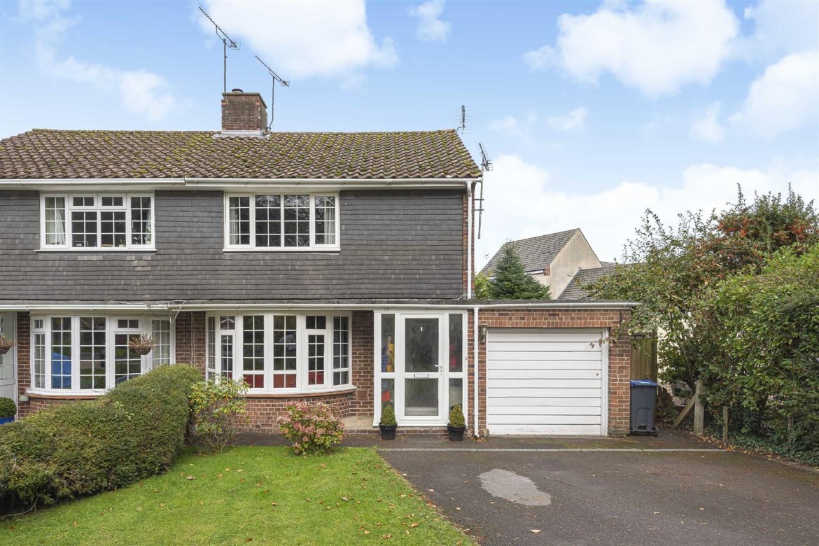 3 bedroom property for sale in Roundway Park, Devizes Guide price £