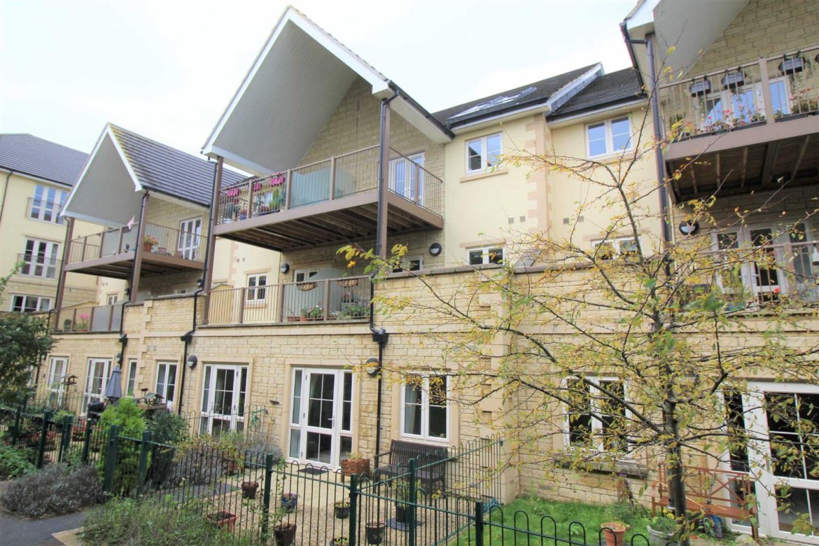 2 bedroom property for sale in The Fairways, Chippenham £195,000