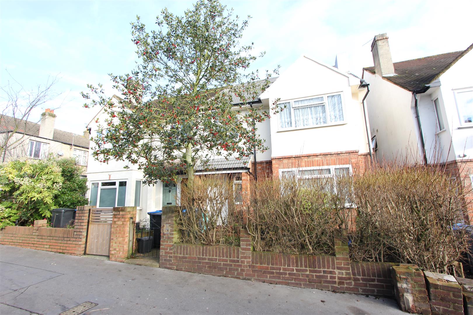 4 bedroom property for sale in Whitworth Road, London £585,000