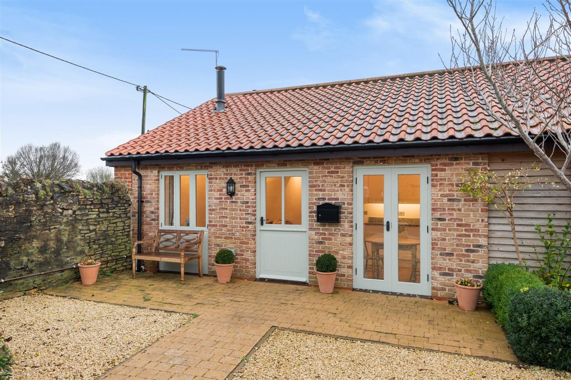 2 bedroom property for sale in The Courtyard, The Green, Poulshot