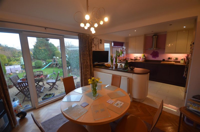 3 bedroom property for sale in Dunbeath Avenue, Rainhill, Prescot £