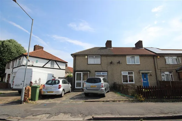 3 bedroom property for sale in Hobart Road, Dagenham, Essex - £300,000