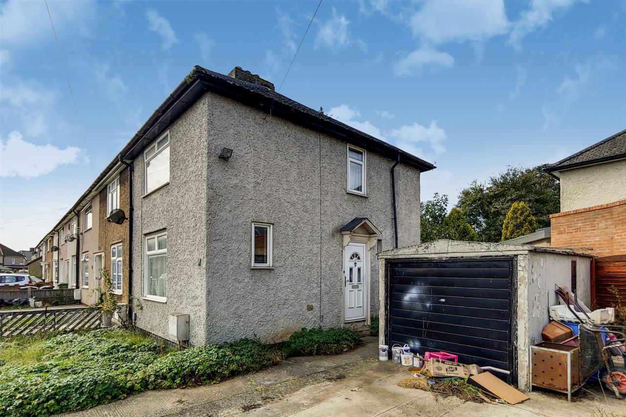 2 bedroom property for sale in Davington Road, Essex £290,000