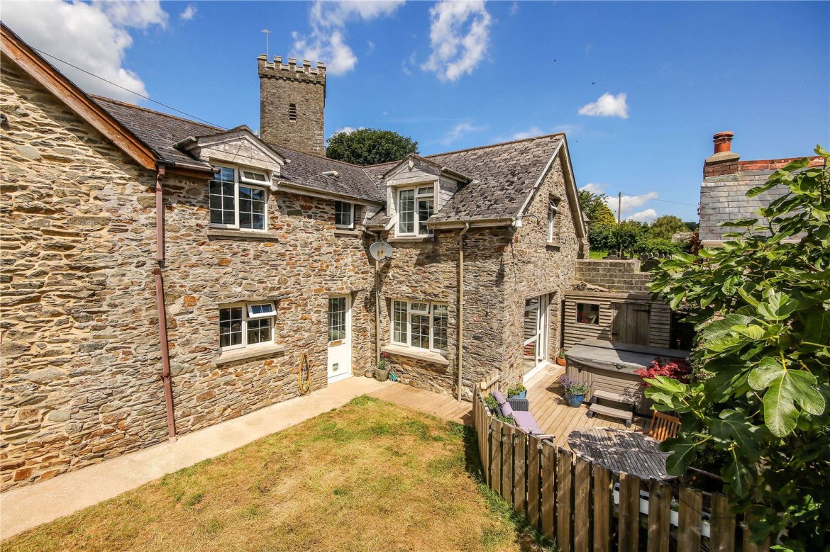 4 bedroom property for sale in Court Farm Cottage, Woodleigh