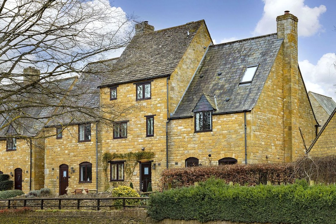 JacksonStops 3 bedroom property for sale in Wolds End Close