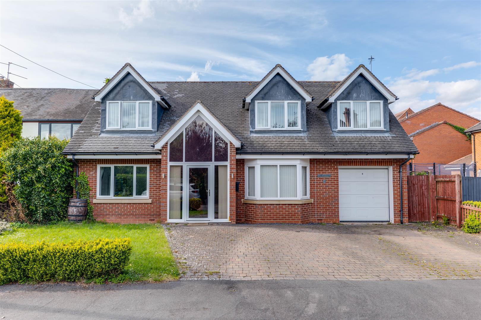 3 bedroom property for sale in Close, Studley £375,000