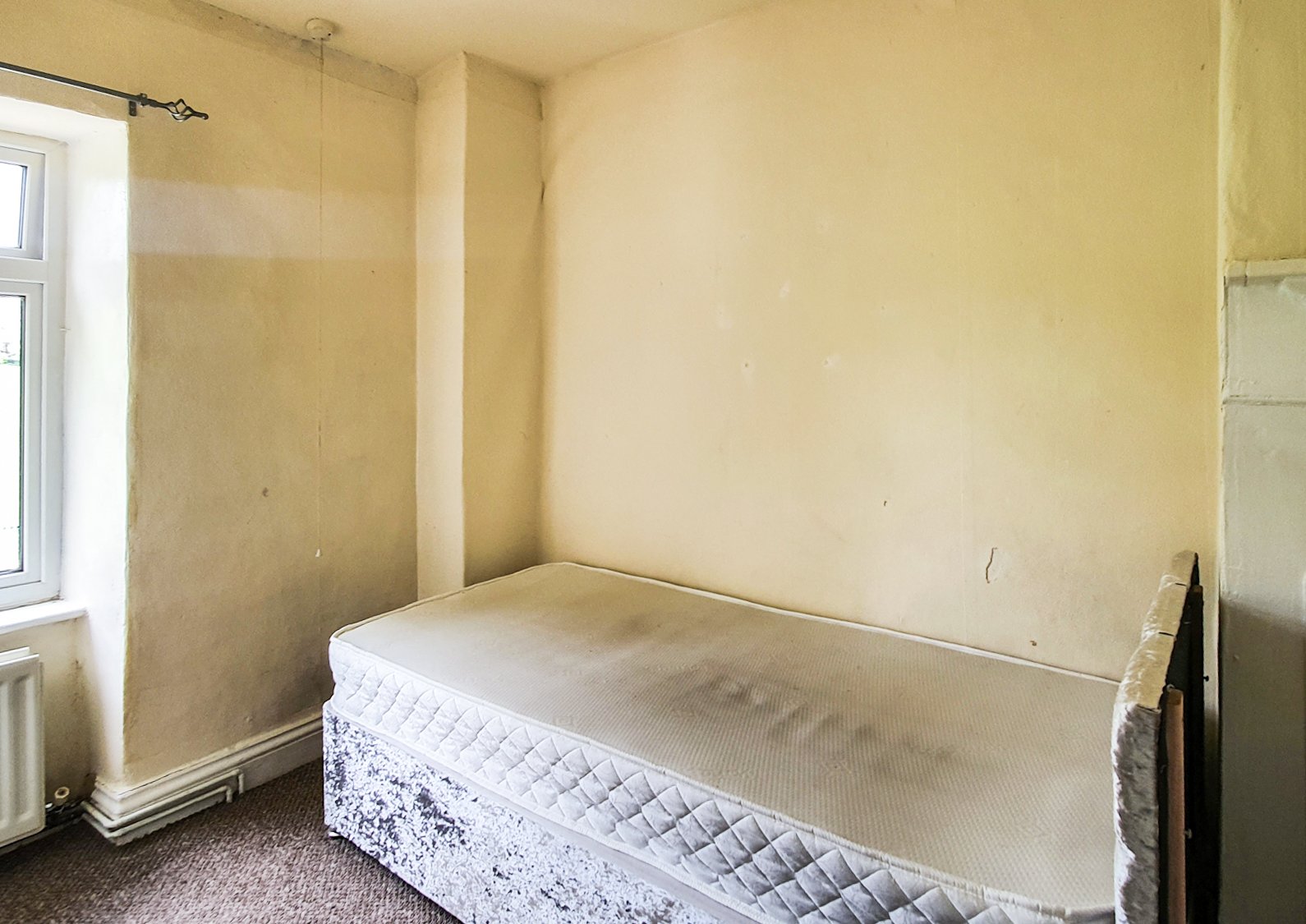 2 bedroom property for sale in Ingrow Lane, Keighley, BD22 £79,000