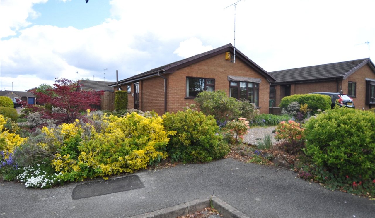 2 bedroom property for sale in Farm Close, Greasby, Wirral, CH49 - £230,000