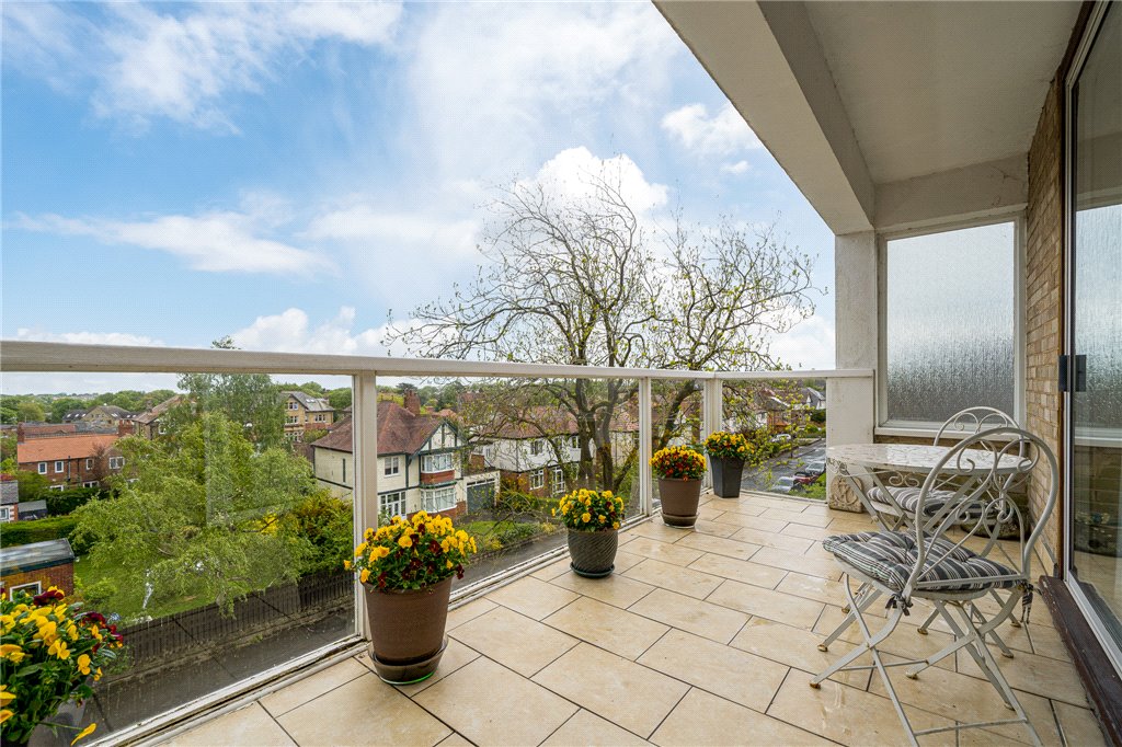 3 bedroom property for sale in Harlow Oval, Harrogate, HG2 £425,000