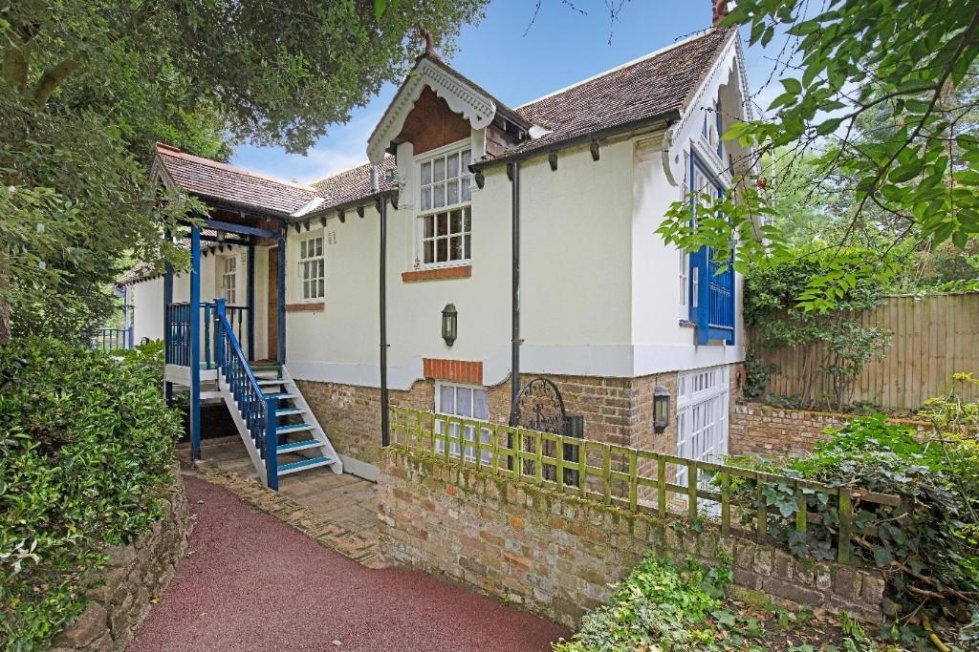 2 bedroom property for sale in Elms Boathouse, Lower Teddington Road