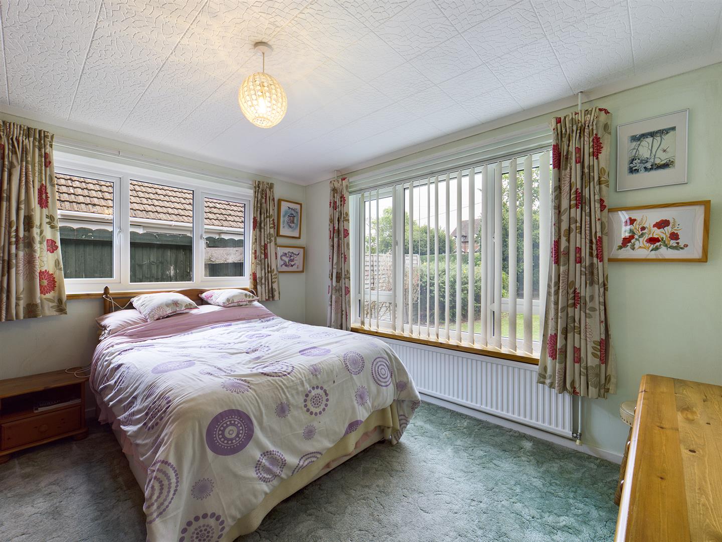 3 bedroom property for sale in Tinsley Lane, Three Bridges Offers in