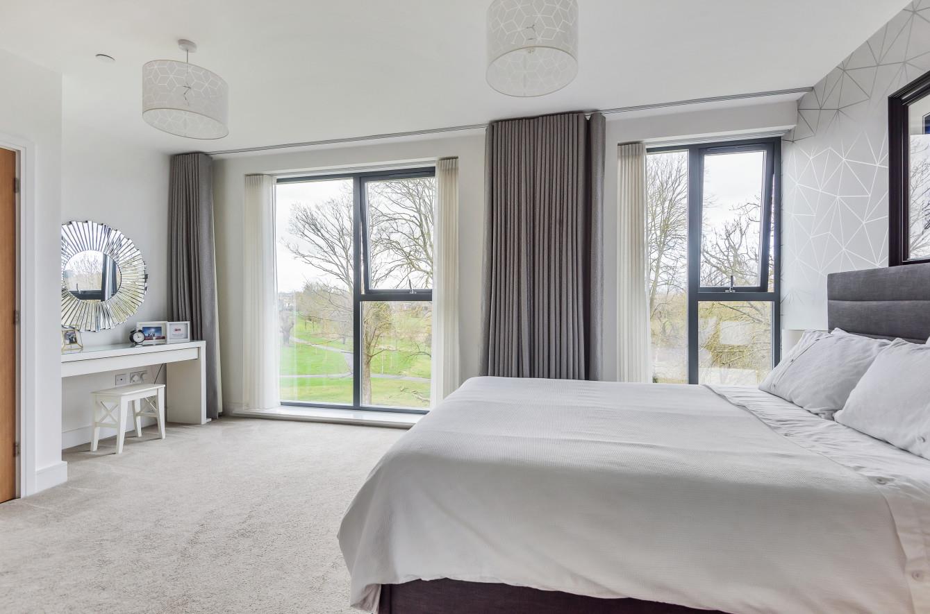 5 bedroom property for sale in Tangmere Crescent, Uxbridge £925,000