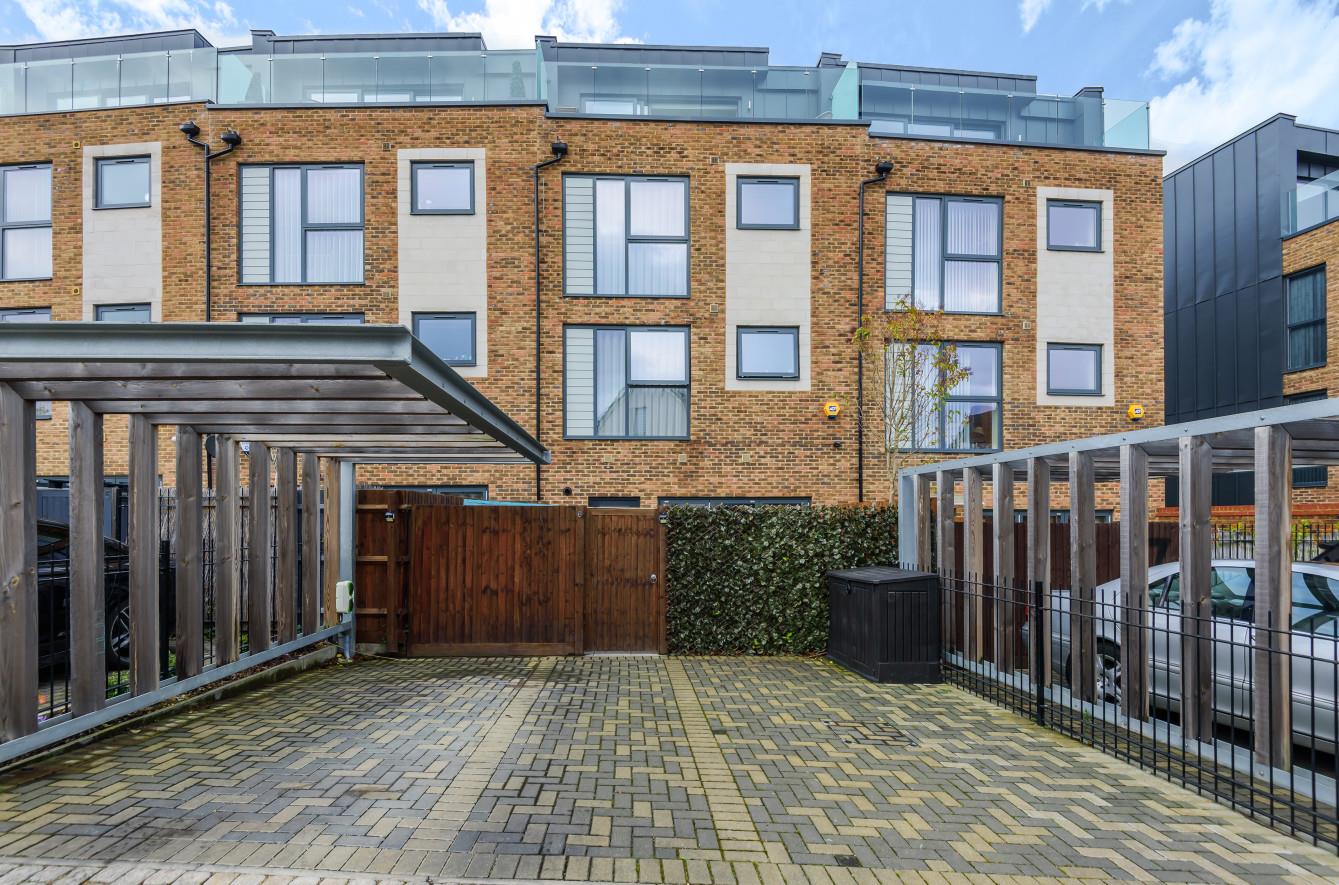 5 bedroom property for sale in Tangmere Crescent, Uxbridge £925,000