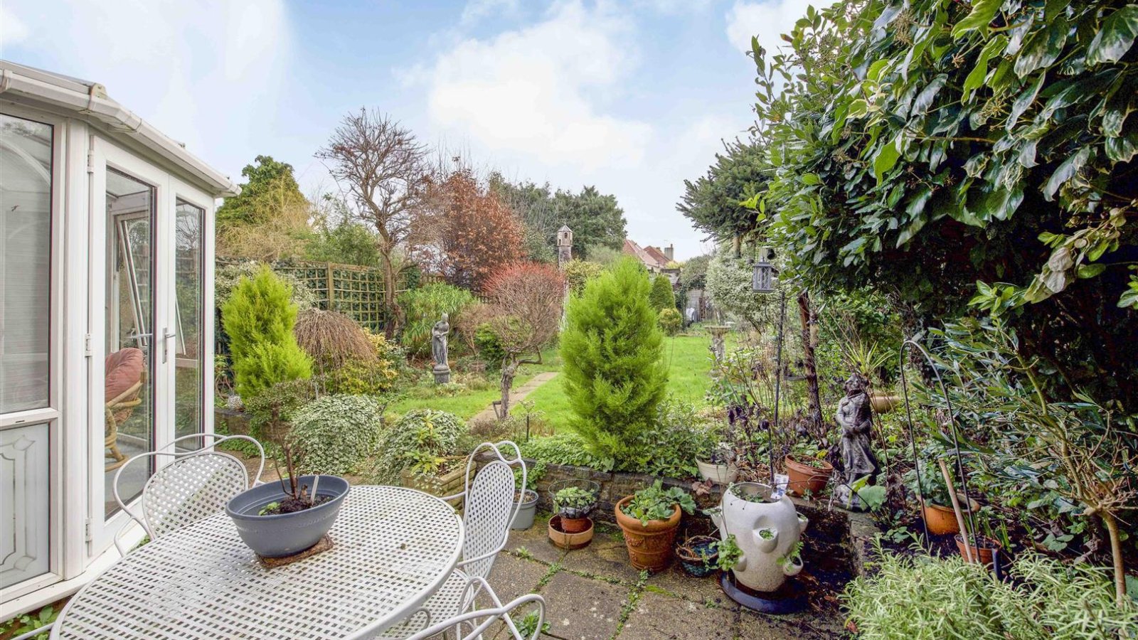 4 bedroom property for sale in Orchard Drive, Uxbridge £575,000