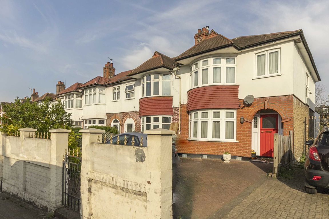 Jacksons 3 bedroom property for sale in Greyhound Lane, Streatham £