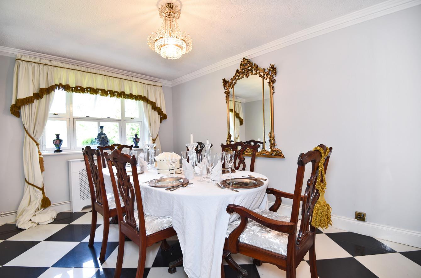 5 bedroom property for sale in Holm Grove, Hillingdon £1,175,000