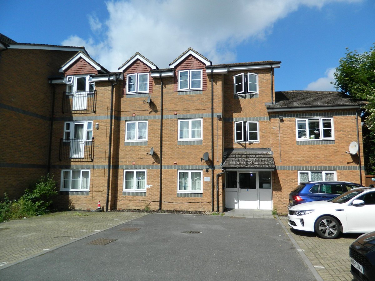 2 bedroom property for sale in The Beeches, 7379 Rokesby Road, Slough