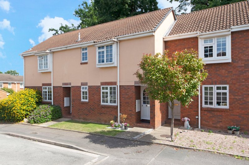 property for sale in Finnart Close, Weybridge, KT13 £195,000