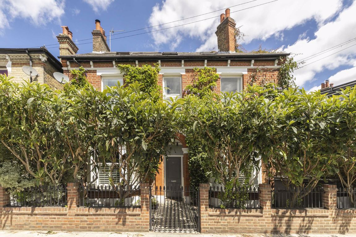 Jacksons 4 bedroom property for sale in Rossiter Road, Balham £